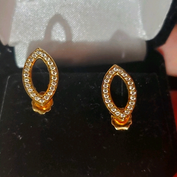 Earings 14k solid gold with real diamonds Pawnable at any pawnshops. - Picture 1 of 4